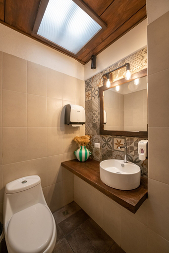 Bathroom 4, Barbaras Boutique Hostel, Antigua Guatemala