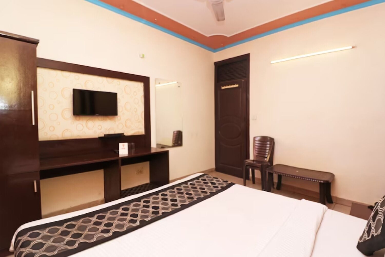 Bedroom 2, Hotel Aura Deluxe, Delhi