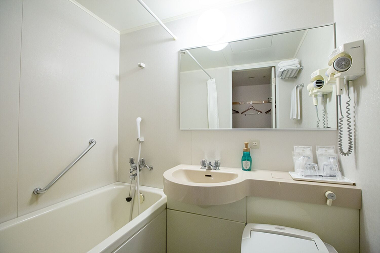 Bathroom, The Steel House, Kitakyūshū