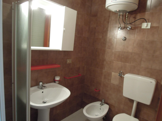 Bathroom, Beautiful Studio Apartment in a seafront building - By Beahost Rentals, Venezia