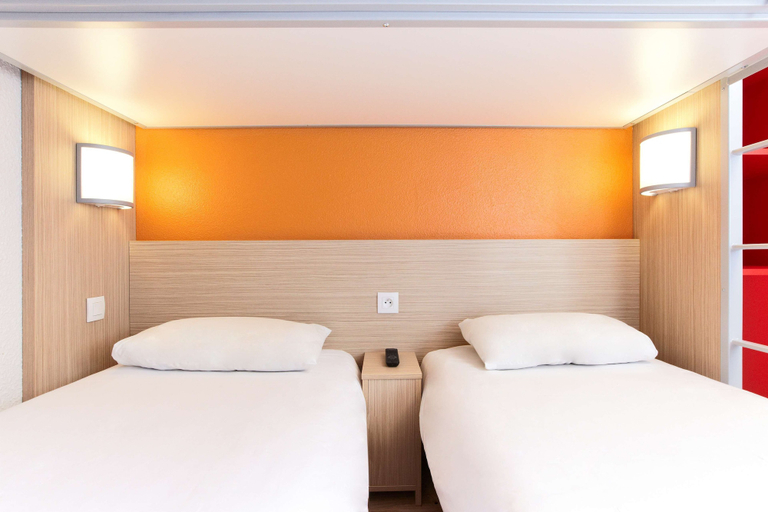 Bedroom 2, Premiere Classe Caen Est - Mondeville, Calvados
