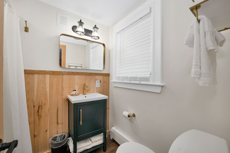 Bathroom 5, The Inn & More, Carroll