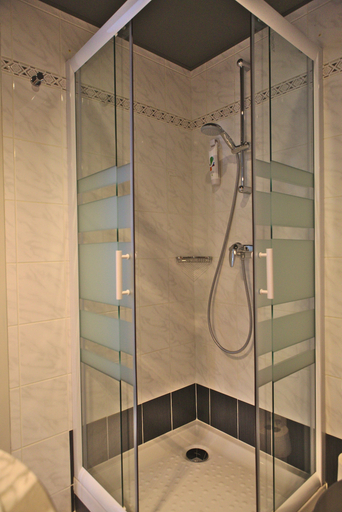 Bathroom 5, ibis Styles Moulins Centre, Allier