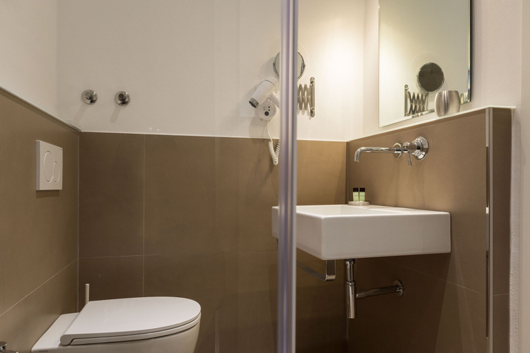 Bathroom 5, Kiss Beachfront Hotel & Restaurant, Ravenna