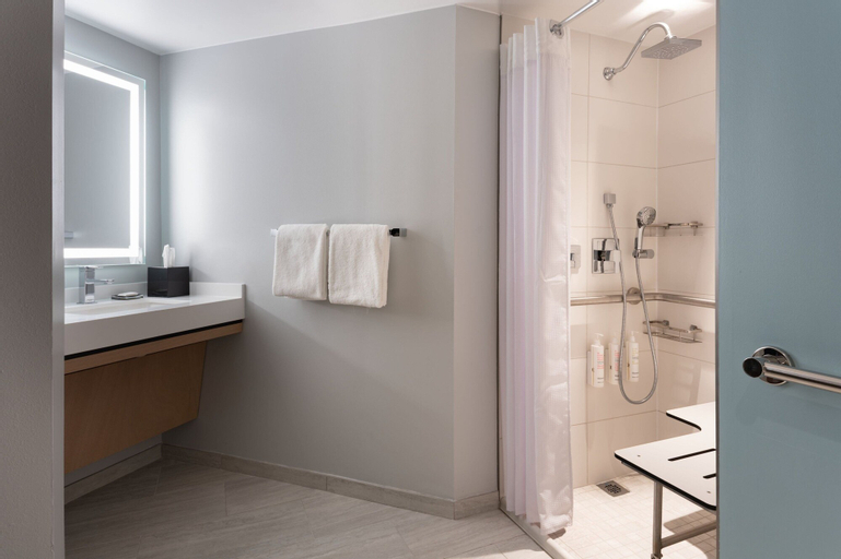 Bathroom 14