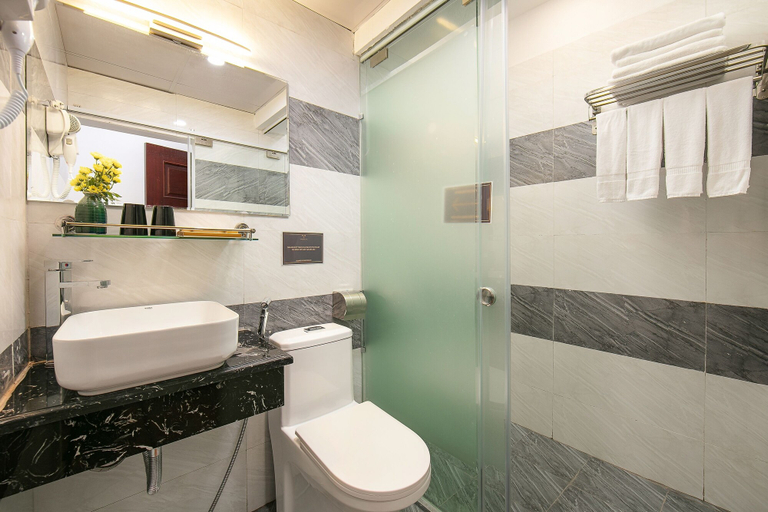 Bathroom 3, Tunger Premium Hotel, Hoàn Kiếm
