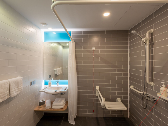 Bathroom 4, Holiday Inn Express HAMBURG SOUTH A7/AS42 by IHG, Harburg