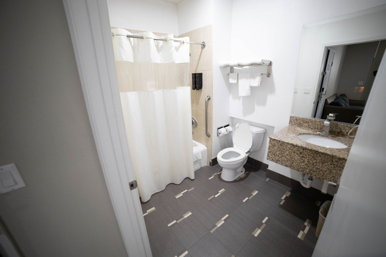 Bathroom 4, Mid City Inn and Suites, Los Angeles