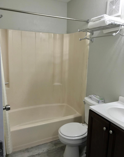 Bathroom 3, Jefferson Inn and Suites, Newport News