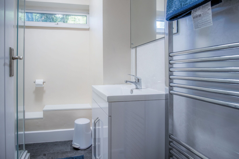 Bathroom 4, Croft Court - 1 Bedroom Apartment - Tenby, Pembrokeshire