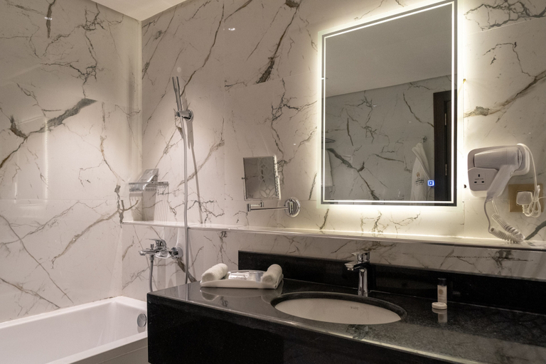 Bathroom 5, Alenwan Serviced Apartments, Al Khobar