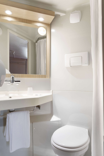 Bathroom 5, Hotel Première Classe Chalons-en-Champagne, Marne