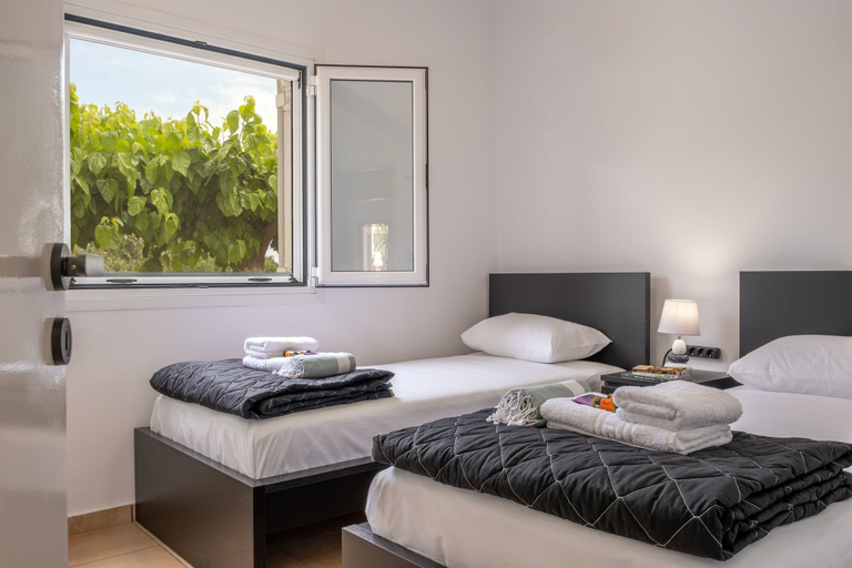 Room 4, Kournas-sleeps8-parking-garden-pool-petfriendly, Crete