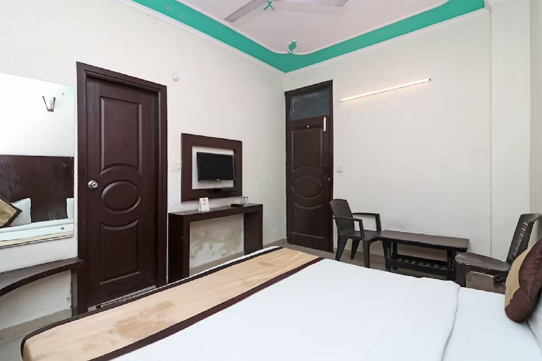 Bedroom 5, Hotel Aura Deluxe, Delhi
