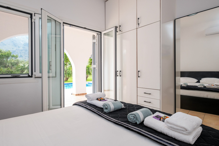 Room 3, Kournas-sleeps8-parking-garden-pool-petfriendly, Crete