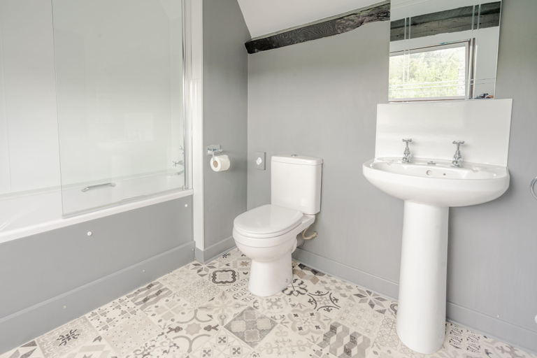 Bathroom, The Crown Hotel, Gloucestershire
