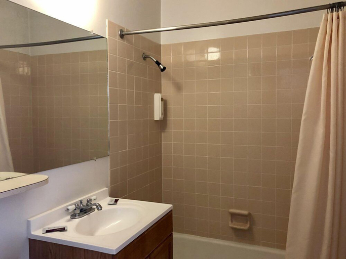 Bathroom, Imperial Inn, Cascade