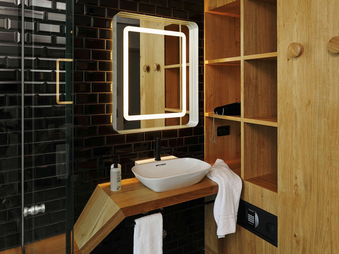 Bathroom 13