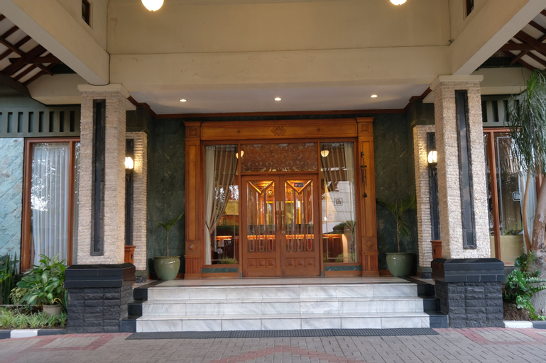 Exterior & Views 25