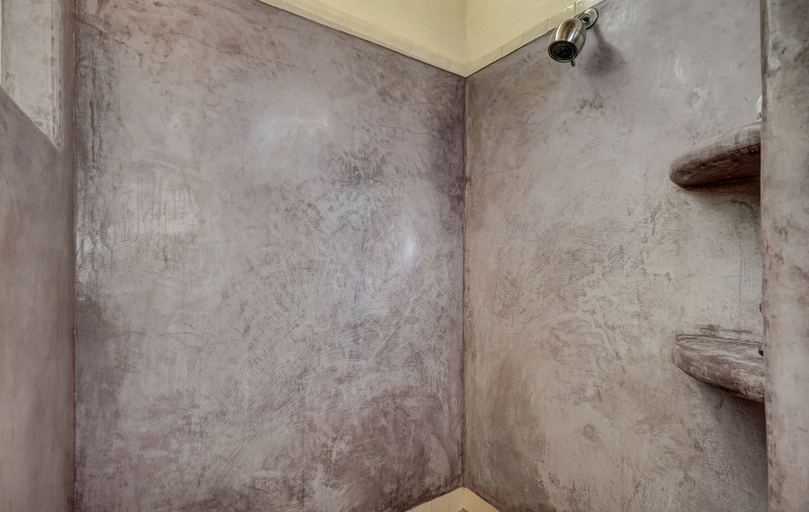 Bathroom 3, Dreamworks, El Paso