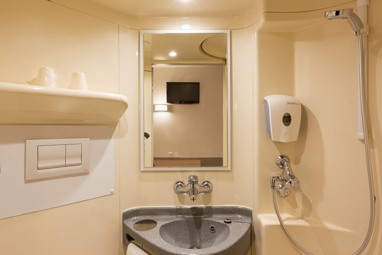 Bathroom 5, Première Classe Nantes Ouest - Saint Herblain, Loire-Atlantique