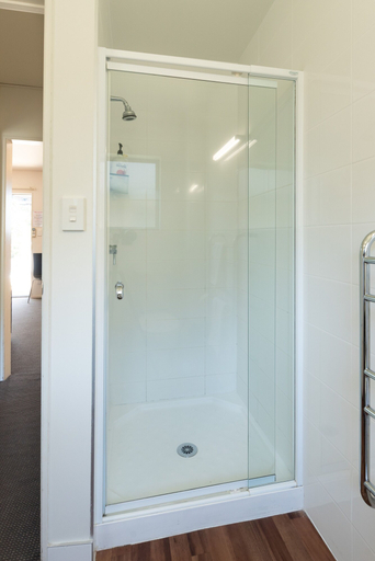 Bathroom 4, Paihia Beach Apartment, Far North