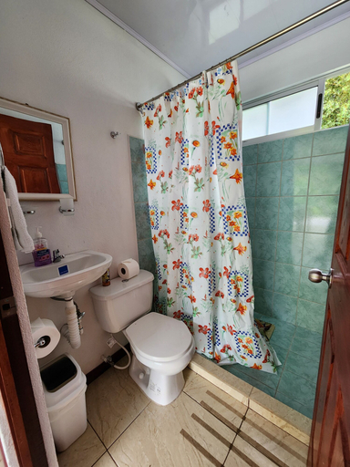 Bathroom 3, Selvática del Toro, Valverde Vega
