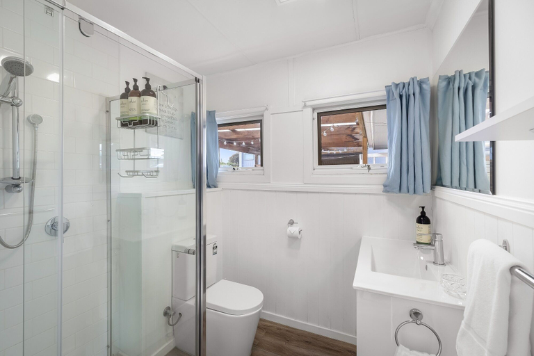 Bathroom 4, Mandalay on Pipeclay, Clarence