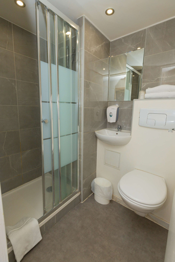 Bathroom 5, Premiere Classe Chantilly Sud-Luzarches, Val-d'Oise