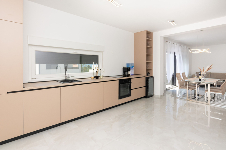 Others 5, Apartment Beric, Vir