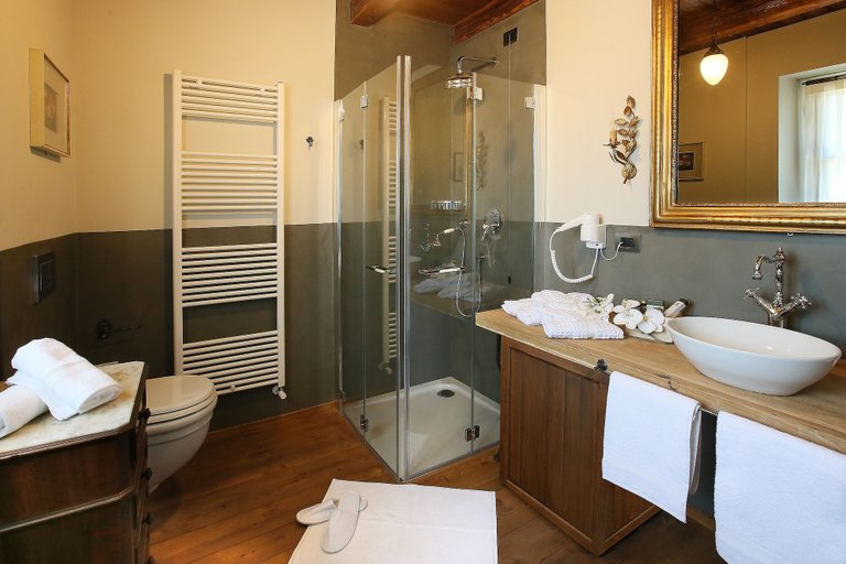 Bathroom, Agriturismo Malabaila, Cuneo