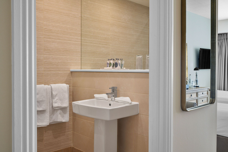Bathroom 4, Summerhill House Hotel