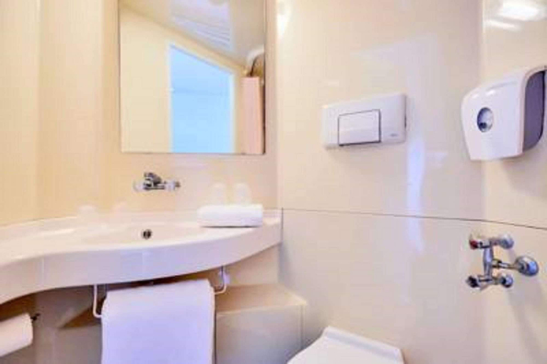 Bathroom 5, Première Classe Lille-Villeneuve d'Ascq-Stade Pierre Mauroy, Nord