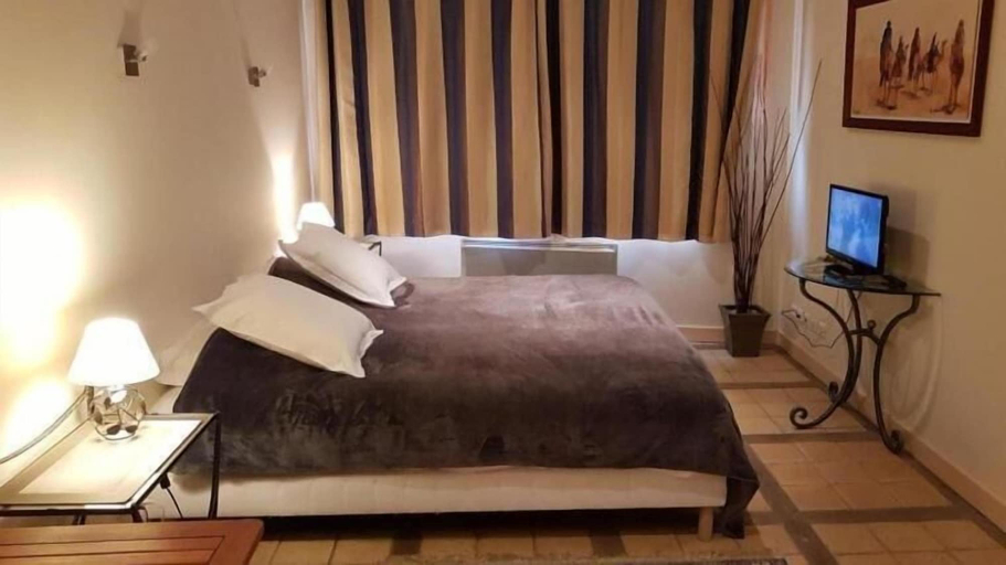 Bedroom 3, L'Antilope, Cher