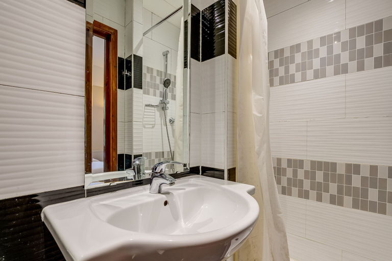 Bathroom 5, London Star Hotel, London