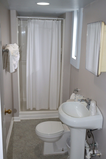 Bathroom 3, The Burgundy Inn, Worcester