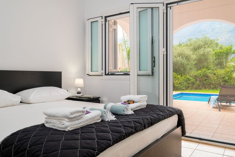 Room 5, Kournas-sleeps8-parking-garden-pool-petfriendly, Crete