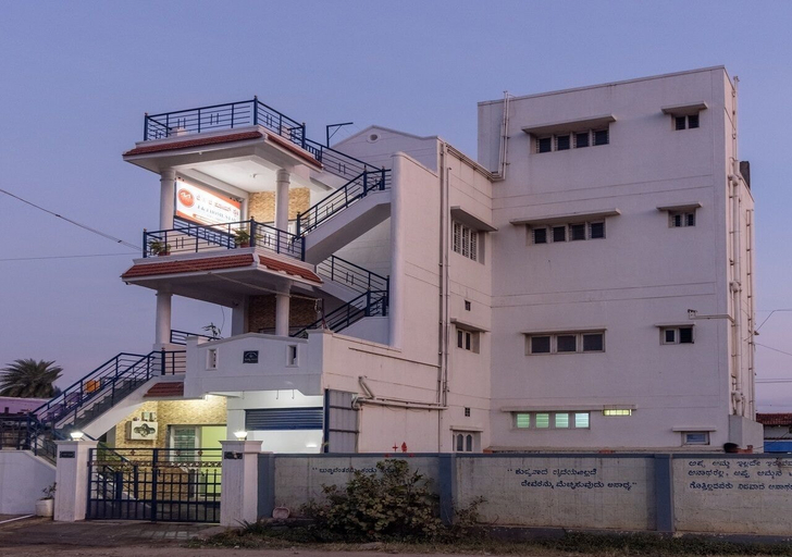 Exterior & Views
