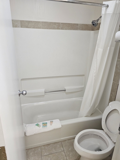 Bathroom 3, Budgetel Inn & Suites, Saint Clair