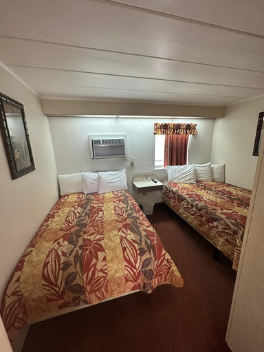 Bedroom 2, The VIP Family Motel, Cape May