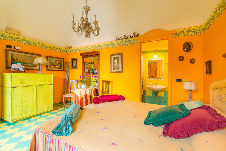 Bedroom 5, Orchid Corner, Napoli