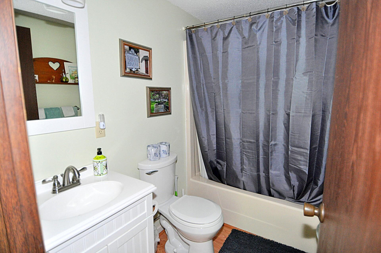 Bathroom, Fox Hollow - Cozy Den With a Hot Tub, Berkeley