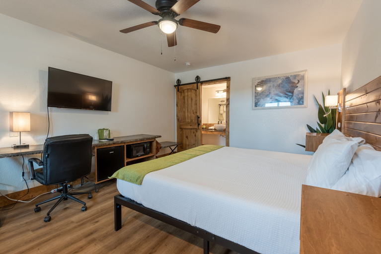 Bedroom 3, Springs Lodge & Cafe, Fall River