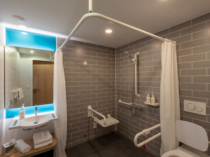 Bathroom 4, Holiday Inn Express HAMBURG SOUTH A7/AS42 by IHG, Harburg
