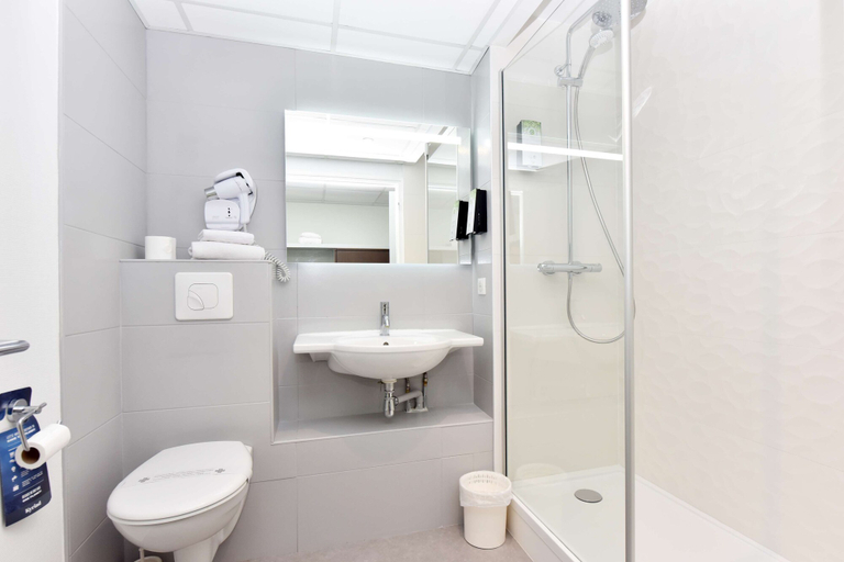 Bathroom 4, Hôtel Kyriad La Rochelle Centre Ville, Charente-Maritime
