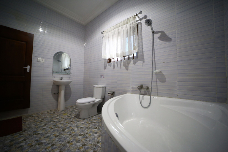 Bathroom 4, RiverBreeze Hotel, New Juaben