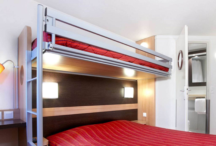 Bedroom 2, Premiere Classe Bourges (6 kms du centre-ville), Cher