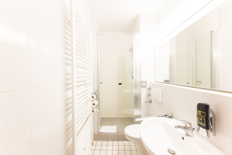 Bathroom 5, Hotel Astoria am Urachplatz, Stuttgart