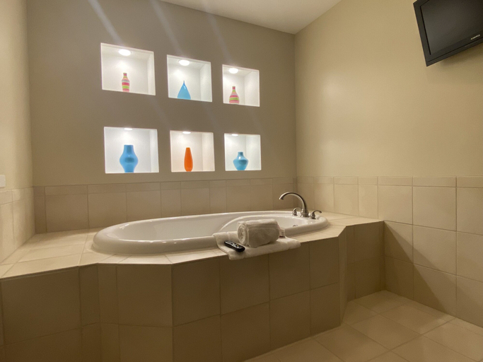 Bathroom 4, Grand Hotel, Rhea