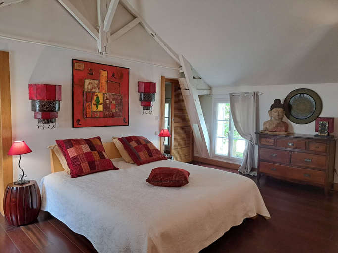 Bedroom 2, Chambre D'hôtes Château de Lussac, Gironde